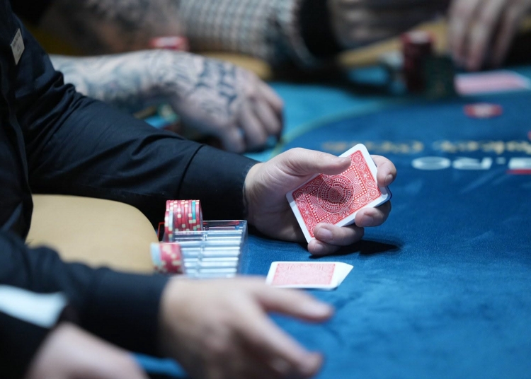 jaf cu un cutit la o sala de jocuri de noroc din medgidia 698733a4b7915