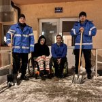 jandarmii au sarit in ajutorul unei familii cu dizabilitati pentru a deszapezi rampa de acces necesara deplasarii cu scaunul rulant 6996f71fc3ce9