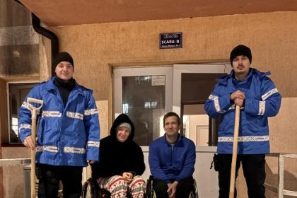 jandarmii au sarit in ajutorul unei familii cu dizabilitati pentru a deszapezi rampa de acces necesara deplasarii cu scaunul rulant 6996f71fc3ce9