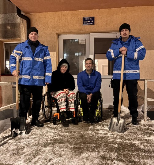 jandarmii au sarit in ajutorul unei familii cu dizabilitati pentru a deszapezi rampa de acces necesara deplasarii cu scaunul rulant 6996f71fc3ce9