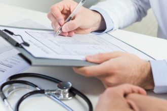 medicii care au facut facultatea si rezidentiatul gratuit la stat ar putea fi obligati sa presteze cativa ani in tara exista voci care sustin contrariul 698c9cfe53419