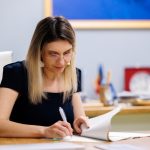 ministrul mediului diana buzoianu laboratoarele mobile pentru monitorizarea aerului vor fi folosite permanent in zonele poluate 699b0b42dee3d