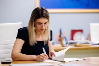 ministrul mediului diana buzoianu laboratoarele mobile pentru monitorizarea aerului vor fi folosite permanent in zonele poluate 699b0b42dee3d