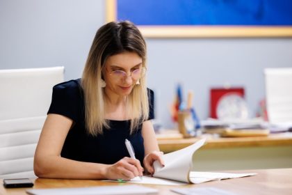 ministrul mediului diana buzoianu laboratoarele mobile pentru monitorizarea aerului vor fi folosite permanent in zonele poluate 699b0b42dee3d