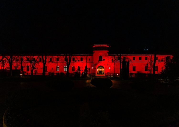 palatul cotroceni iluminat in rosu de ziua europeana a numarului de urgenta 112 698d0d814550a
