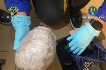 patru persoane retinute dupa ce au adus din spania 400 de grame de cocaina destinate cluburilor din bucuresti 698ddc450a667
