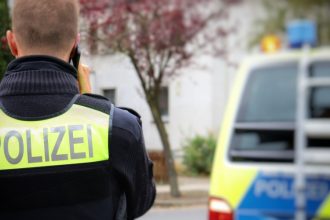 politist prins cu pantofi furati dupa o sesiune de shopping in austria 69908a75f41f7