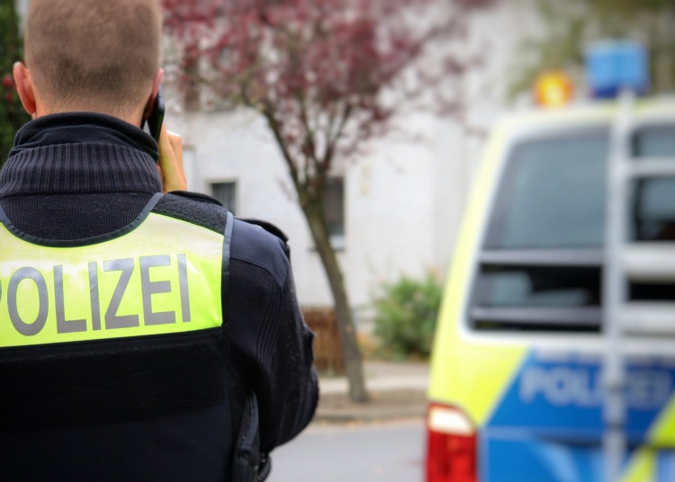 politist prins cu pantofi furati dupa o sesiune de shopping in austria 69908a75f41f7