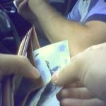 politist prins in flagrant in timp ce primea mita pentru a nu opri autobuzele unei firme de transport 69981f312241e