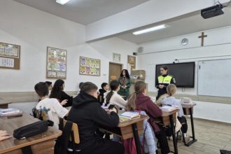 politistii din constanta desfasoara actiuni pentru siguranta elevilor in scoli si imprejurimi 6985e8b7c9e40