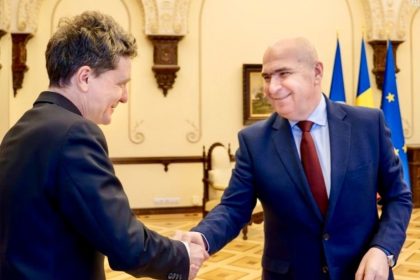 presedintele nicusor dan discutie cu premierul ilie bolojan inainte de lansarea eastinvest la bruxelles 699dc35e2ce57