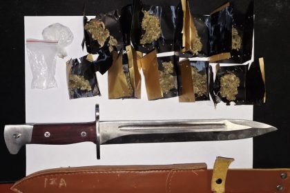 prinsi cu droguri asupra lor si cu un cutit 699c1aa82b7ca