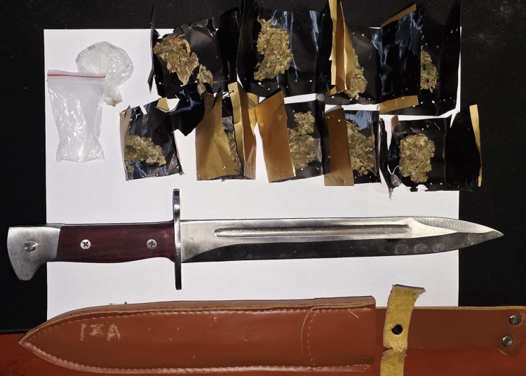 prinsi cu droguri asupra lor si cu un cutit 699c1aa82b7ca