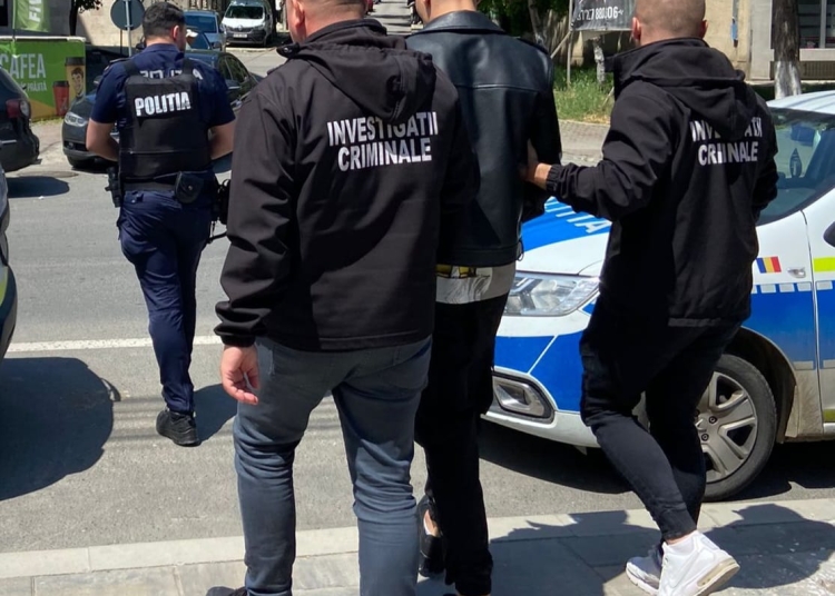 sapte barbati sunt acuzati ca au violat mai multe fete in varsta de 14 ani sase au fost retinuti al saptelea este disparut 699c0c8c61509