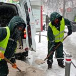 suparat pe modul in care era deszapezita strada un barbat a iesit din locuinta cu pistolul si a amenintat muncitorii 699afafa625cd