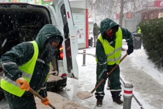 suparat pe modul in care era deszapezita strada un barbat a iesit din locuinta cu pistolul si a amenintat muncitorii 699afafa625cd