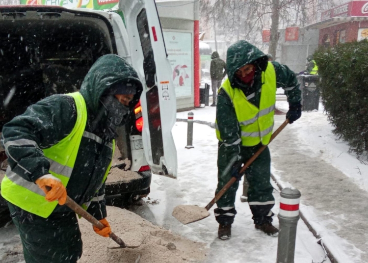 suparat pe modul in care era deszapezita strada un barbat a iesit din locuinta cu pistolul si a amenintat muncitorii 699afafa625cd