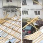 un acoperis smuls de vant s a prabusit peste masini 6999b6efcb6b7