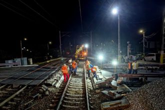 un autoturism a derapat si a cazut pe linia de cale ferata in zona podului de la doraly 698039e611434