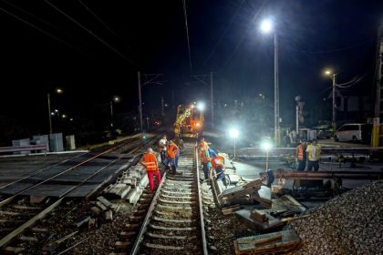 un autoturism a derapat si a cazut pe linia de cale ferata in zona podului de la doraly 698039e611434