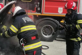 un autoturism a luat foc in parcarea metro 69971af01b3f7