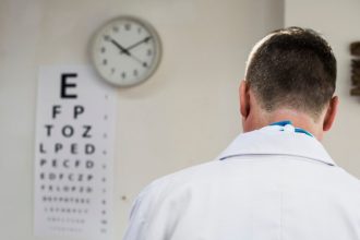 un fost sef al sectiei clinice de oftamologie de la spitalul clinic cai ferate iasi nu poate justifica o avere de peste 25 milioane lei 698f627c6645c