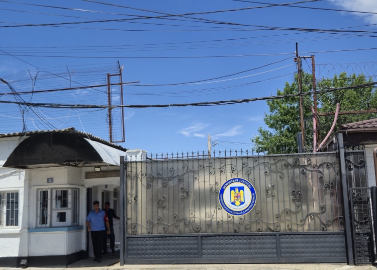 un recidivist din constanta a fost condamnat pentru furt calificat in trecut se dadea politist 699993bc9261c