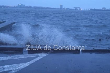 valuri impresionante pe lacul tabacarie din constanta litoralul se afla sub avertizare de vreme rea 6995513db723d