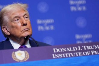 video donald trump l a prezentat pe nicusor dan drept prim ministrul romaniei si a spus ca poporul roman este fantastic 699802f61480e