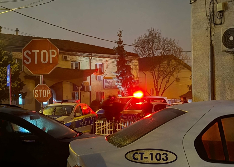 video foto perchezitii si indivizi alergati de mascati pe o strada din navodari unul a fost incatusat 6989827997942