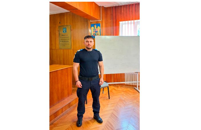 video gest nobil in miez de noapte un jandarm din constanta a salvat o bunicuta ratacita si speriata 699da3b5e1a57