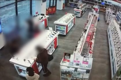 video trei tineri prinsi la furat intr un mall din medgidia 699365b5611c0