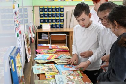 video troc de carte intre elevi de la cititori la promotori copiii din navodari ambasadorii lecturii 6991cde64f070