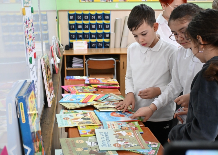 video troc de carte intre elevi de la cititori la promotori copiii din navodari ambasadorii lecturii 6991cde64f070