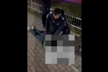 video un tanar care isi ameninta cu cutitul colegii imobilizat de jandarmi in zalau 69805d0da03f5