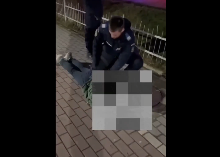 video un tanar care isi ameninta cu cutitul colegii imobilizat de jandarmi in zalau 69805d0da03f5