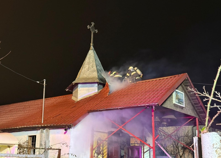 videofoto capela afectata de un incendiu in tulcea flacarile observate la timp de jandarmi 69804f38db949