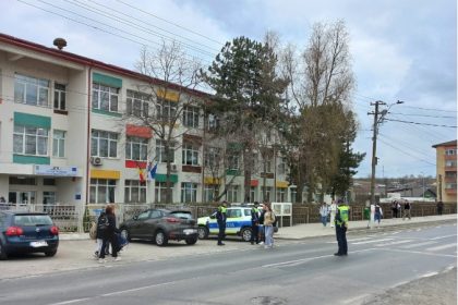 actiune a politistilor la liceul teoretic constantin bratescu din isaccea judetul tulcea 69bd91a152c02