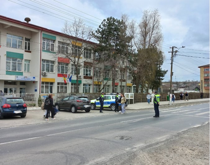 actiune a politistilor la liceul teoretic constantin bratescu din isaccea judetul tulcea 69bd91a152c02