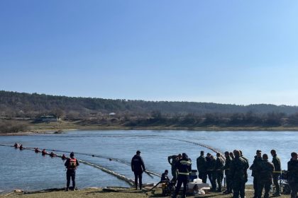 administratia bazinala de apa prut barlad actioneaza pentru limitarea si colectarea substantelor poluante de pe suprafata apei foto 69b554332cc03