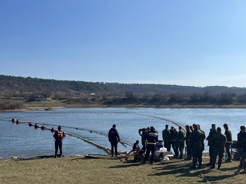 administratia bazinala de apa prut barlad actioneaza pentru limitarea si colectarea substantelor poluante de pe suprafata apei foto 69b554332cc03
