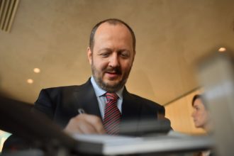 adrian papahagi acuza o taiere mascata de salarii in mediul academic sporul de doctorat a fost redus de la 950 la 500 de lei 69af3f70c8af2