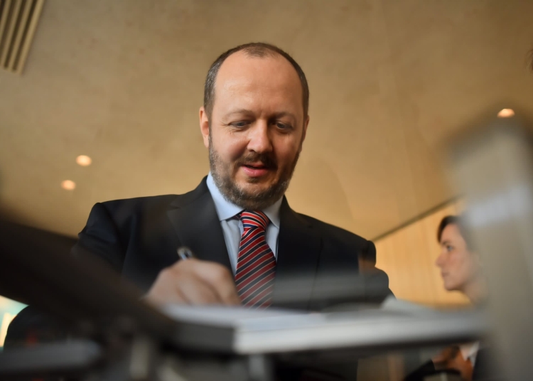 adrian papahagi acuza o taiere mascata de salarii in mediul academic sporul de doctorat a fost redus de la 950 la 500 de lei 69af3f70c8af2