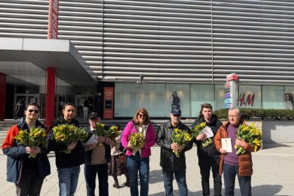 adriana campeanu presedintele ofl constanta a oferit flori si zambete doamnelor si domnisoarelor de ziua femeii 69adae9b3b744