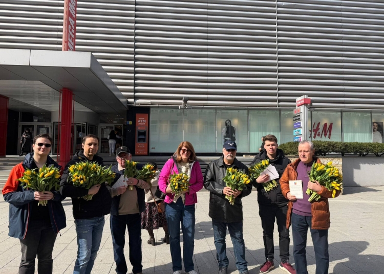 adriana campeanu presedintele ofl constanta a oferit flori si zambete doamnelor si domnisoarelor de ziua femeii 69adae9b3b744