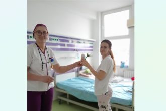 arimex comexim 2000 si asociatia suflete deschise au adus primavara in dar pentru femeile si fetitele din spitalele din constanta 69a45ad64a949