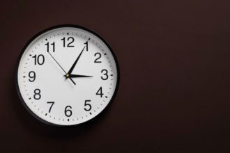 cand trecem la ora de vara in 2026 ceasurile se dau inainte cu o ora 69af263beaa56