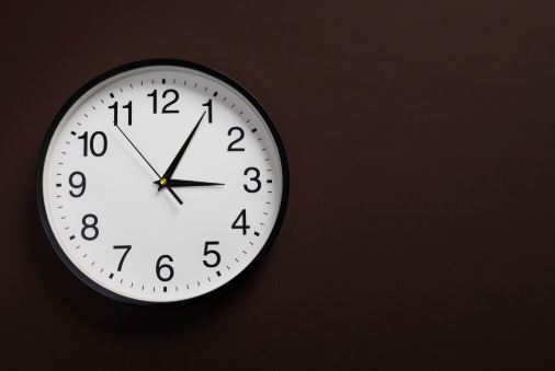 cand trecem la ora de vara in 2026 ceasurile se dau inainte cu o ora 69af263beaa56