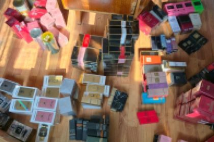 captura de peste 270 000 de lei in portul constanta si la frontiera sute de articole vestimentare si parfumuri suspecte de contrafacere 69aab73c8e6e0