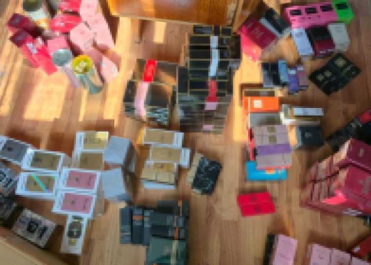 captura de peste 270 000 de lei in portul constanta si la frontiera sute de articole vestimentare si parfumuri suspecte de contrafacere 69aab73c8e6e0